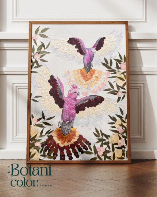 A few months ago, I had the pleasure of creating two Australian Galahs from Y and T’s bridal bouquet – a motif that holds a deeper meaning for the couple. For the feathers of the wings, I had to carefully cut out the shapes of individual blossoms. In addition to watercolors, I also used colored pencils this time – a medium I’ve been turning to more often, since it allows me to capture even the tiniest details more beautifully.
The finished artwork then traveled all the way to Australia to its owners – as a unique and personal keepsake of their wedding in Vienna. ♥
Bride & Groom: @yuf_z_ and @thos207 
Wedding Planer: @gettingmarriedinaustria
Fotos: @liliia.chuba.photo
Florist: @hanaholdener
Are you getting married in Austria and want to keep your bridal bouquet forever? Then reach out to me: office@botanicolor.com
#destinationwedding #gettingmarriedinaustria #bridalbouquetart #bouquetartwork #austria #vienna