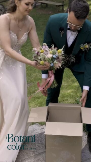 Vom Brautstrauß zum Kunstwerk und eine ewige Erinnerung an deine Hochzeit 💒 
Die Blumen des Brautstraußes wurden fachkundig gepresst und als Teil einer Collage als „Blumen-Kopfschmuck“ in das handgemalte Portrait der Braut verarbeitet.
Bildgrösse: 40x60 cm (S)
➡️ Buche jetzt dein Brautstrauß-Kunstwerk für 2025/26!
Planung und Organisation: @ajr_weddingarchitect_tirol
Location: @museumrestaurantcafe
Foto: @bergstadt.momente
Film: @inn.frame
Floristik: @blumen.florista
Freie Rednerin: @rednerin_valentina_w Torte und sweet table: @kathis_backwerk Papeterie: @soulmate_design_studio
Brautkleid: @bellissimabraut
Brautschmuckund Eheringe: @goldschmiederei
Hairstyling: @hairgrichtat_by_melli
Make-up: @_atelier.wille
Musik: @acousticchocolate
Gastgeschenke: @wildwuchs_tirol
Brautstraußkonservierung: @studio.botanicolor
Brautpaar: @jessica.daxboeck @ry_ge619
#studiobotanicolor #brautstraußkonservierung #brautstraußkunstwerk #braut2025 #hochzeitsideen #bouquetart #hochzeitstrends #hochzeit #brautstrauß