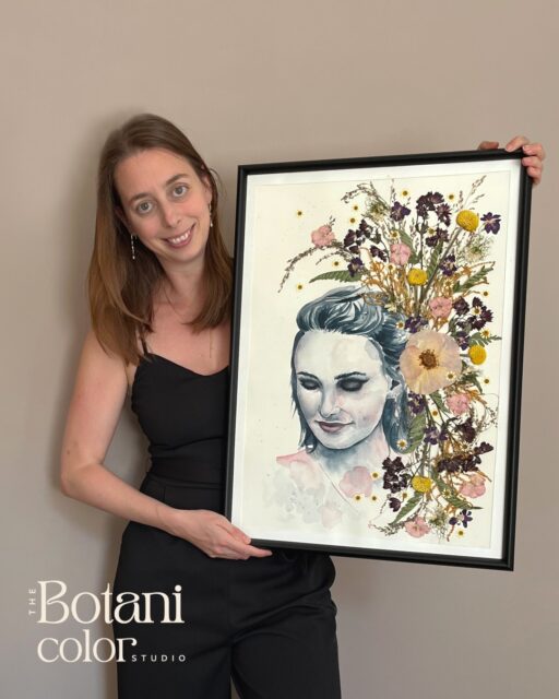 Ein Portrait der Braut - handgemalt mit Aquarell auf hochwertigem Büttenpapier:
Die konservierten Blumen ihres Brautstraußes wurden als Blumenkrone in ihr Haar verarbeitet. Danke an das Styled Shooting Team von @ajr_weddingarchitect_tirol , dass aus eurem Brautstrauß mal etwas ganz neues zaubern durfte! 
So entsteht ein Brautstrauß-Kunstwerk bei mir:
1. Dein Strauß kommt zu mir und wird fachkundig gepresst und konserviert.
2. Nach mehreren Monaten bekommst du einen Designvorschlag basierend auf deinen Wünschen. Wenn du keine hast, überlege ich mir etwas!
3. Zuerst male ich mit Aquarell und Farbstiften die Illustrationen.
4. Anschließend fixiere ich die Blüten und Blätter deines Straußes am Papier.
5. Am Ende wird dein Bild noch gerahmt und hinter UV-Schutzglas versiegelt.
➡️ Buche jetzt für deine Hochzeit 2025 & 2026! www.botanicolor.com
LINK IN BIO!
Planung und Organisation: @ajr_weddingarchitect_tirol
Location: @museumrestaurantcafe
Foto: @bergstadt.momente
Film: @inn.frame
Floristik: @blumen.florista
Freie Rednerin: @rednerin_valentina_w Torte und sweet table: @kathis_backwerk Papeterie: @soulmate_design_studio
Brautkleid: @bellissimabraut
Brautschmuckund Eheringe: @goldschmiederei
Hairstyling: @hairgrichtat_by_melli
Make-up: @_atelier.wille
Musik: @acousticchocolate
Gastgeschenke: @wildwuchs_tirol
Brautstraußkonservierung: @studio.botanicolor
Brautpaar: @jessica.daxboeck @ry_ge619
#studiobotanicolor #brautstraußkonservierung #brautstraußkunstwerk #braut2025 #brautstrauß #hochzeitsideen #hochzeitstrends #bouquetart  #hochzeit