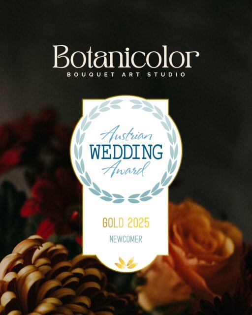 Portfolio-Posting 😙 und ein kleiner Rückblick:
Für mein Bild mit den beiden Pfauen erhielt ich Anfang 2025 den @austrianweddingaward als beste Newcomerin in der Hochzeitsbranche. Da es sich bei diesem Brautstrauß-Kunstwerk um mein zum damaligen Zeitpunkt größtes und aufwendigstes Werk handelte, war diese Auszeichnung wirklich eine große Freude und Ehre für mich!
➡ Buche jetzt dein Brautstrauß-Kunstwerk von Studio Botanicolor online auf www.botanicolor.com!
➡ You live abroad, are getting married in Austria and want to keep your wedding bouquet forever? Contact me for a customized offer via mail office@botanicolor.com
#brautstraußkonservierung #brautstraußfürdieewigkeit #brautstraußidee #hochzeit #hochzeit2026 #hochzeitsplanung #studiobotanicolor #gettingmarriedinaustria