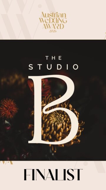 Hurra, Finale! ♥️
Eines meiner coolsten Projekte 2025 hat es in die Top 3 des @austrianweddingaward geschafft. Dieses Brautstrauß Kunstwerk mit zwei rosa Kakadus reiste am Ende nach Australien zu seinen Besitzern, die zuvor in Wien geheiratet hatten. 
Am 9.3. findet die Preisverleihung statt - drückt mir die Daumen! 🤞🏼
#brautstraußkonservierung #studiobotanicolor #hochzeitsideen #hochzeitstrends #brautstraußkunstwerk