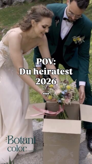 👰‍♀️🤵 Brautpaare aus Österreich 🇦🇹 aufgepasst! Ich bin Evelyn und schaffe aus eurem Brautstrauß nach der Hochzeit euer ganz persönliches Kunstwerk!
💐 Dein Brautstrauß wird nach der Hochzeit professionell konserviert und gepresst
🦚 Die Blüten & Blätter werden mit meinen Aquarellillustrationen aus Flora & Fauna in ein Kunstwerk verwandelt
♥️ Deine Wünsche bezüglich Design, Rahmen und Farben werden berücksichtigt und mit dir abgesprochen
🇦🇹 Ich nehme Aufträge aus ganz Österreich an! 🏳️‍🌈 Alle sind willkommen!
➡️ Buche jetzt für deine Hochzeit 2026! www.botanicolor.com LINK IN BIO!
Video: @inn.frame für @ajr_weddingarchitect_tirol 
Foto: @studiowey 
#brautstraußkonservierung #studiobotanicolor #hochzeitsideen #brautstraußkunstwerk #hochzeit