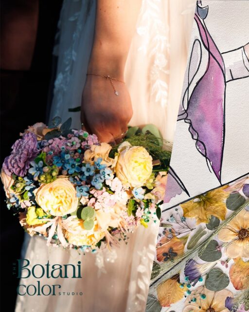 Artwork Reveal! L & D hatten von Anfang an eine sehr klare Vision davon, wie ihr Brautstrauß-Kunstwerk aussehen soll: Die Blumen des Straußes sollten Teil ihres Hochzeitskleides werden. Das Motiv: Das tanzende Brautpaar. Hättet ihr es gemerkt - die Outlines des Brautpaares wurden fast durchgängig mit einem Strich gemalt. Ich habe den Pinsel nur zwei Mal abgesetzt.
Foto Brautstrauß: @adrian.almasan
Florist: @blumenbar.wien
➡ Du willst auch deinen Brautstrauß nach der Hochzeit in ein Kunstwerk verwandeln lassen? Buche jetzt auf www.botanicolor.at!
#brautstraußidee #hochzeitsplanung #hochzeit2026 #brautstraußfürdieewigkeit #brautstraußkonservierung #hochzeit