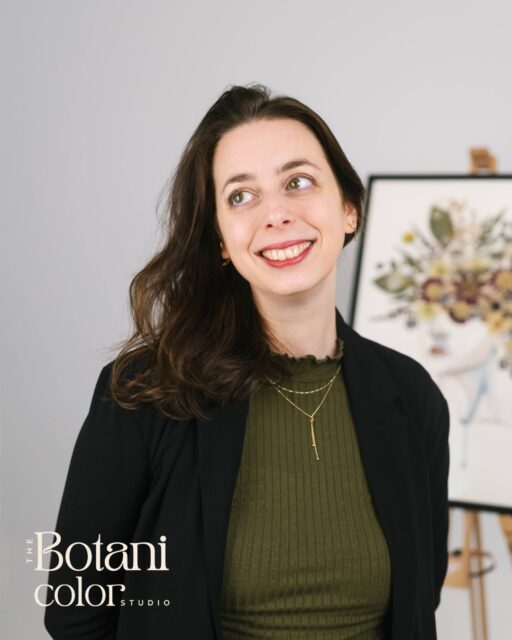Herzlich Willkommen bei BOTANICOLOR Bouquet Art Studio - schön, dass du da bist! Ich bin Evelyn und schaffe aus den Blumen deines Brautstraußes dein ganz persönliches Kunstwerk.
Ich komme aus der Illustration - ich bin spezialisiert auf handgemalte Tier-Illustrationen und durfte schon zahlreiche Illustrationen für Unternehmen und Privatpersonen anfertigen. Auf die Brautstrauß-Konservierung bin ich eher zufällig gestoßen und habe mir gedacht: Warum nicht die gepressten Blüten mit meinen Illustrationen verbinden? Dadurch wird jedes Brautstrauß-Kunstwerk noch individueller und persönlicher und kann an die Bedürfnisse jedes Brautpaares noch besser angepasst werden. Außerdem bin ich mit diesem Konzept allein auf weiter Flur - weltweit. 
In den vergangenen drei Jahren durfte ich  viele Brautsträuße konservieren und für meine Brautpaare ein ewiges Erinnerungsstück schaffen, an dem sich noch ihre Enkelkinder erfreuen dürfen. 
Wenn du auch deinen Brautstrauß für immer behalten möchtest, besuche meine Webseite www.botanicolor.at oder schreib mir gerne hier!
Eure Evelyn
Fotos: @studiowey 
#brautstraußfürdieewigkeit #brautstrauß #hochzeit #brautstraußkonservierung