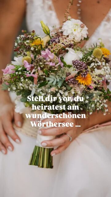 Brautstrauß-Blumen treffen auf Mega-Ausblick! M&T haben am schönen Wörthersee in @restaurant.loretto geheiratet und wollten den einzigartigen Ausblick auf den See gemeinsam mit ihrem Brautstrauß als Kunstwerk verewigt haben. 
Jetzt können sie sich jeden Tag an dieser wunderschönen See-Landschaft erfreuen - für M auch „ein Stück Heimat“.
Danke für euer Vertrauen! ♥️ 
Fotograf: @b.pictures_photography 
#brautstraußkonservierung #studiobotanicolor #hochzeitstrends #hochzeit #brautstraußkunstwerk