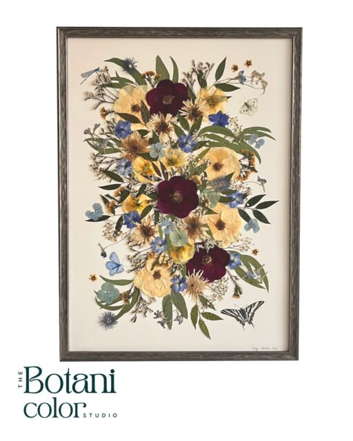 Starke Farben, zarte Illustrationen - In A.s Brautstrauß-Kunstwerk tummeln sich kleine Schmetterlinge zwischen den Blüten, wie in einem wilden Garten. Trotzdem blieb der Strauß-Charakter der Blumen erhalten, was der Braut sehr wichtig war. Findet ihr alle Schmetterlinge?
#brautstraußfürdieewigkeit #brautstraußkonservierung #hochzeit #austria #hochzeitstrends