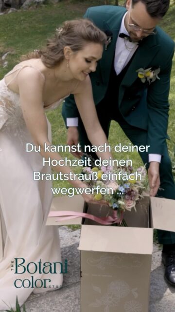 🤵👰♀️Brautpaare aufgepasst! Ich bin Evelyn und schaffe aus eurem Brautstrauß nach der Hochzeit euer ganz persönliches Kunstwerk:
💐 Dein Brautstrauß wird nach der Hochzeit professionell konserviert und gepresst
🦚 Die Blüten & Blätter werden mit meinen Aquarellillustrationen aus Flora & Fauna in ein Kunstwerk verwandelt
♥️ Deine Wünsche bezüglich Design, Rahmen und Farben werden berücksichtigt und mit dir abgesprochen
🇦🇹 Ich nehme Aufträge aus ganz Österreich an! 🏳️🌈 Alle sind willkommen!
🇪🇺 You live in the EU and want your wedding bouquet turned into your very personal artwork? Feel free to reach out to me for a special offer!
➡️ Buche jetzt für deine Hochzeit 2026 & 2027! www.botanicolor.com LINK IN BIO!
#brautstraußkonservierung #hochzeit #studiobotanicolor #hochzeitstrends #brautstraußkunstwerk
Video: @inn.frame für @ajr_weddingarchitect_tirol