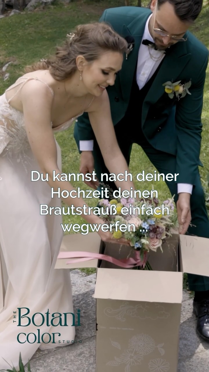🤵👰♀️Brautpaare aufgepasst! Ich bin Evelyn und schaffe aus eurem Brautstrauß nach der Hochzeit euer ganz persönliches Kunstwerk:
💐 Dein Brautstrauß wird nach der Hochzeit professionell konserviert und gepresst
🦚 Die Blüten & Blätter werden mit meinen Aquarellillustrationen aus Flora & Fauna in ein Kunstwerk verwandelt
♥️ Deine Wünsche bezüglich Design, Rahmen und Farben werden berücksichtigt und mit dir abgesprochen
🇦🇹 Ich nehme Aufträge aus ganz Österreich an! 🏳️🌈 Alle sind willkommen!
🇪🇺 You live in the EU and want your wedding bouquet turned into your very personal artwork? Feel free to reach out to me for a special offer!
➡️ Buche jetzt für deine Hochzeit 2026 & 2027! www.botanicolor.com LINK IN BIO!
#brautstraußkonservierung #hochzeit #studiobotanicolor #hochzeitstrends #brautstraußkunstwerk
Video: @inn.frame für @ajr_weddingarchitect_tirol